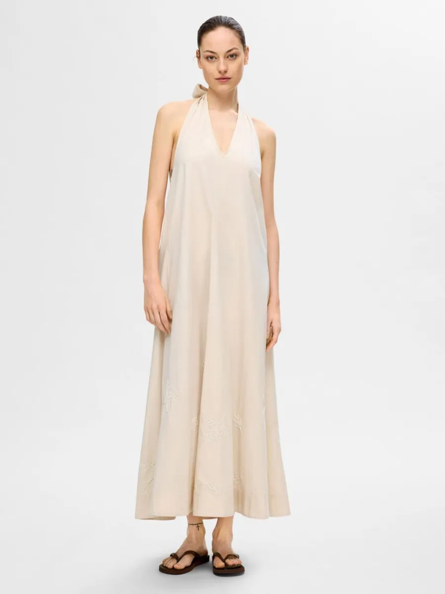 halterneck_maxiklnning_1.webp SELECTED HALTERNECK MAXIKLÄNNING Beige Sale