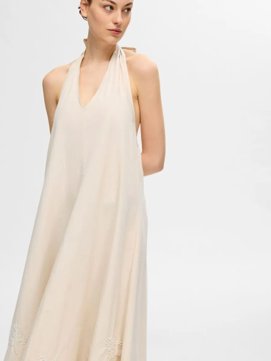 halterneck_maxiklnning_2.webp SELECTED HALTERNECK MAXIKLÄNNING Beige Sale