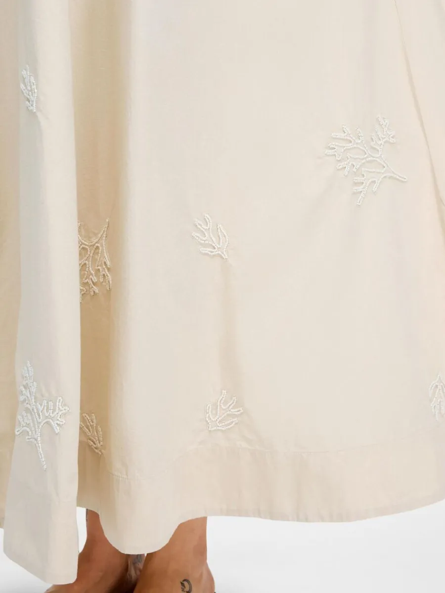 halterneck_maxiklnning_3.webp SELECTED HALTERNECK MAXIKLÄNNING Beige Sale