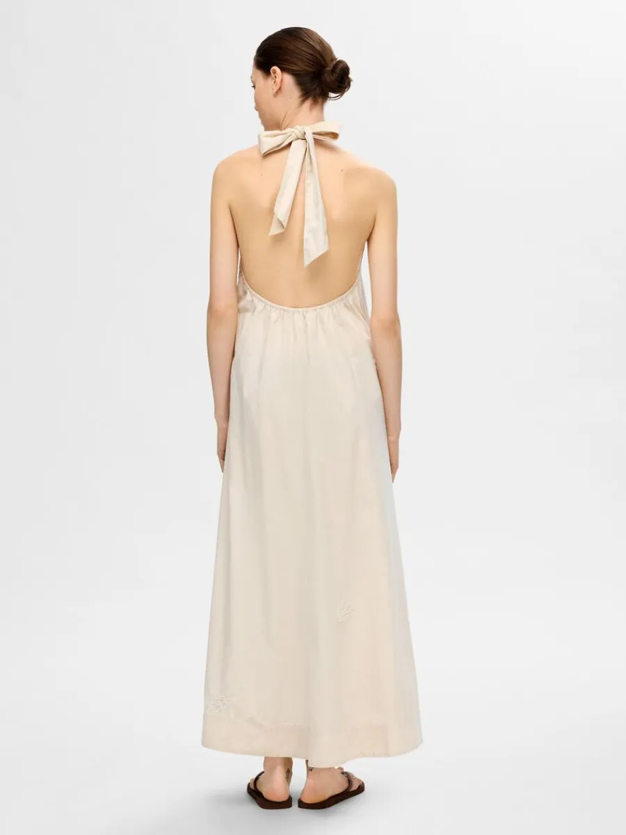 halterneck_maxiklnning_4.webp SELECTED HALTERNECK MAXIKLÄNNING Beige Sale