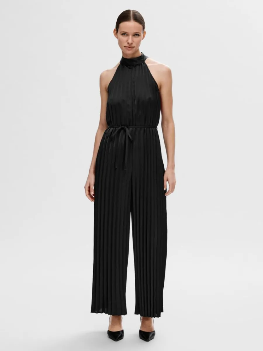 halterneck_med_plissveck__1.webp SELECTED HALTERNECK MED PLISSÉVECK JUMPSUIT Black New