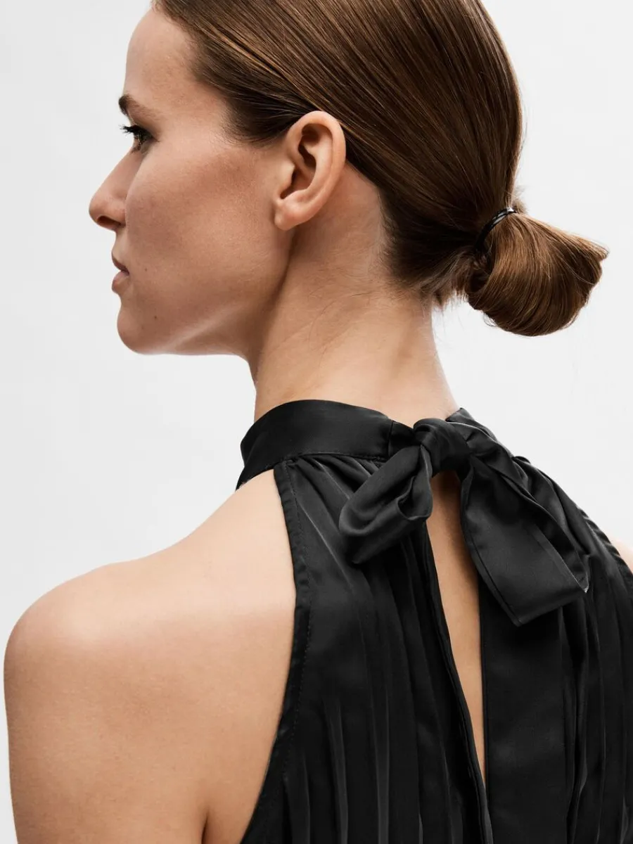 halterneck_med_plissveck__3.webp SELECTED HALTERNECK MED PLISSÉVECK JUMPSUIT Black New