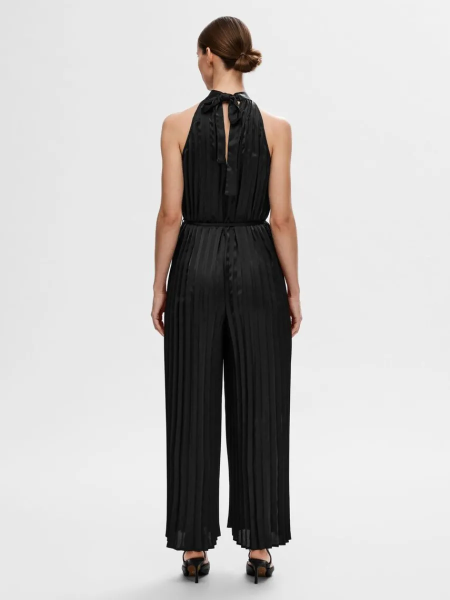 halterneck_med_plissveck__4.webp SELECTED HALTERNECK MED PLISSÉVECK JUMPSUIT Black New