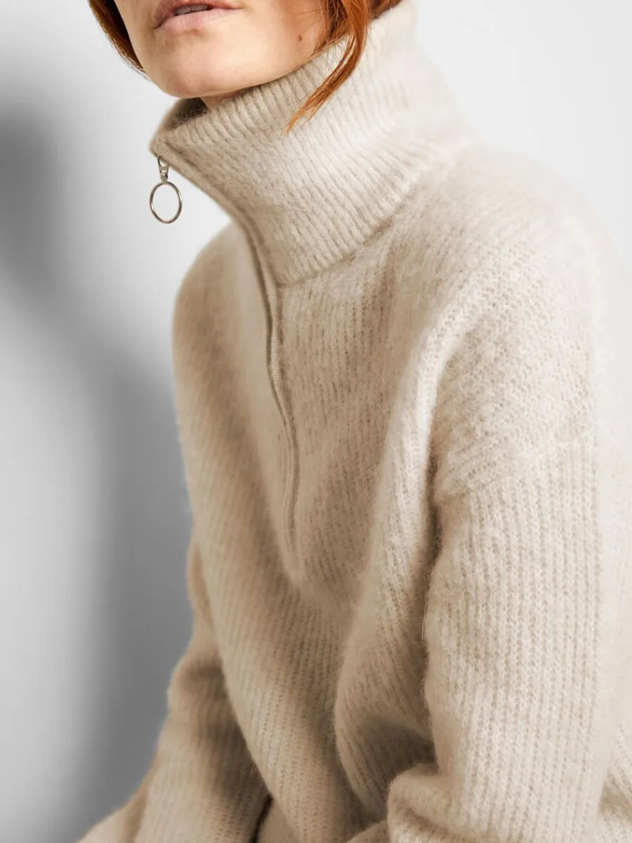 halvlngt_blixtls_trja_2-8.webp SELECTED HALVLÅNGT BLIXTLÅS TRÖJA Beige Shop