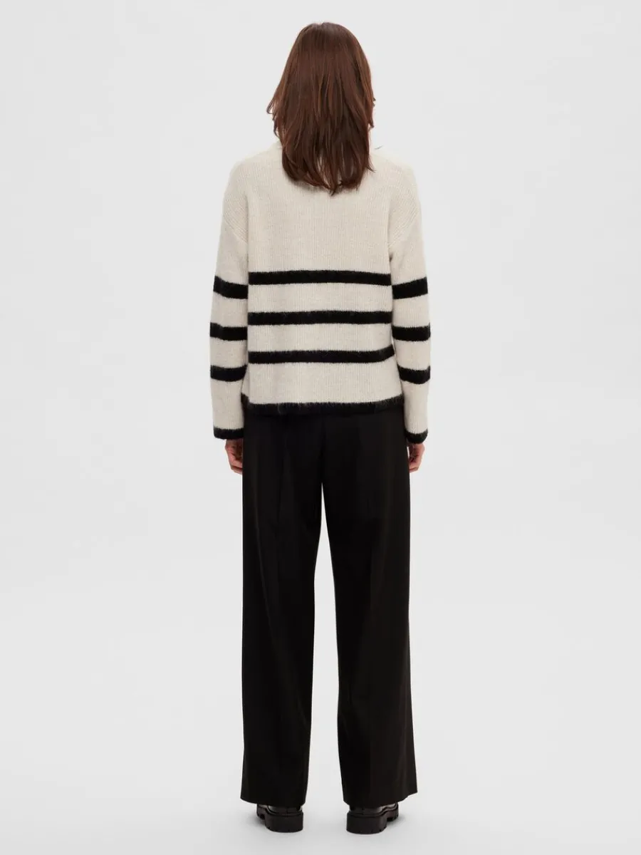 halvlngt_blixtls_trja_4-7.webp SELECTED HALVLÅNGT BLIXTLÅS TRÖJA Beige Store