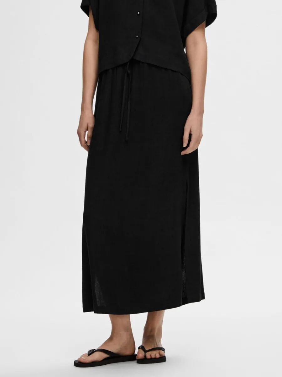 hg_midja_maxikjol_1-4.webp SELECTED HÖG MIDJA MAXIKJOL Black Sale