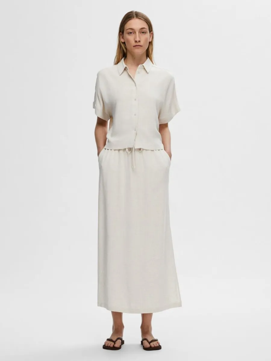 hg_midja_maxikjol_2-1.webp SELECTED HÖG MIDJA MAXIKJOL Beige Shop