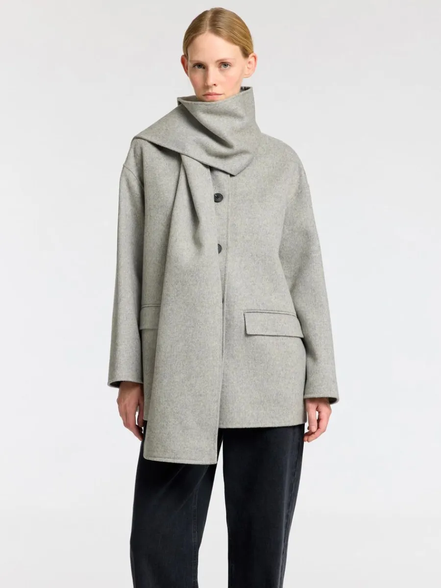 inbyggd_halsduk_jacka_0-1.webp SELECTED INBYGGD HALSDUK JACKA Grey Store