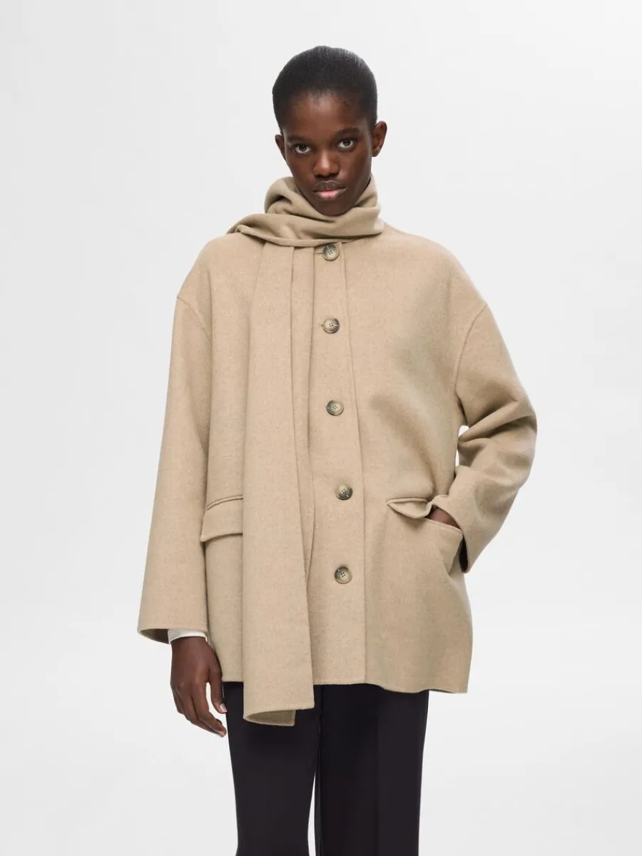 inbyggd_halsduk_jacka_0.webp SELECTED INBYGGD HALSDUK JACKA Beige Fashion