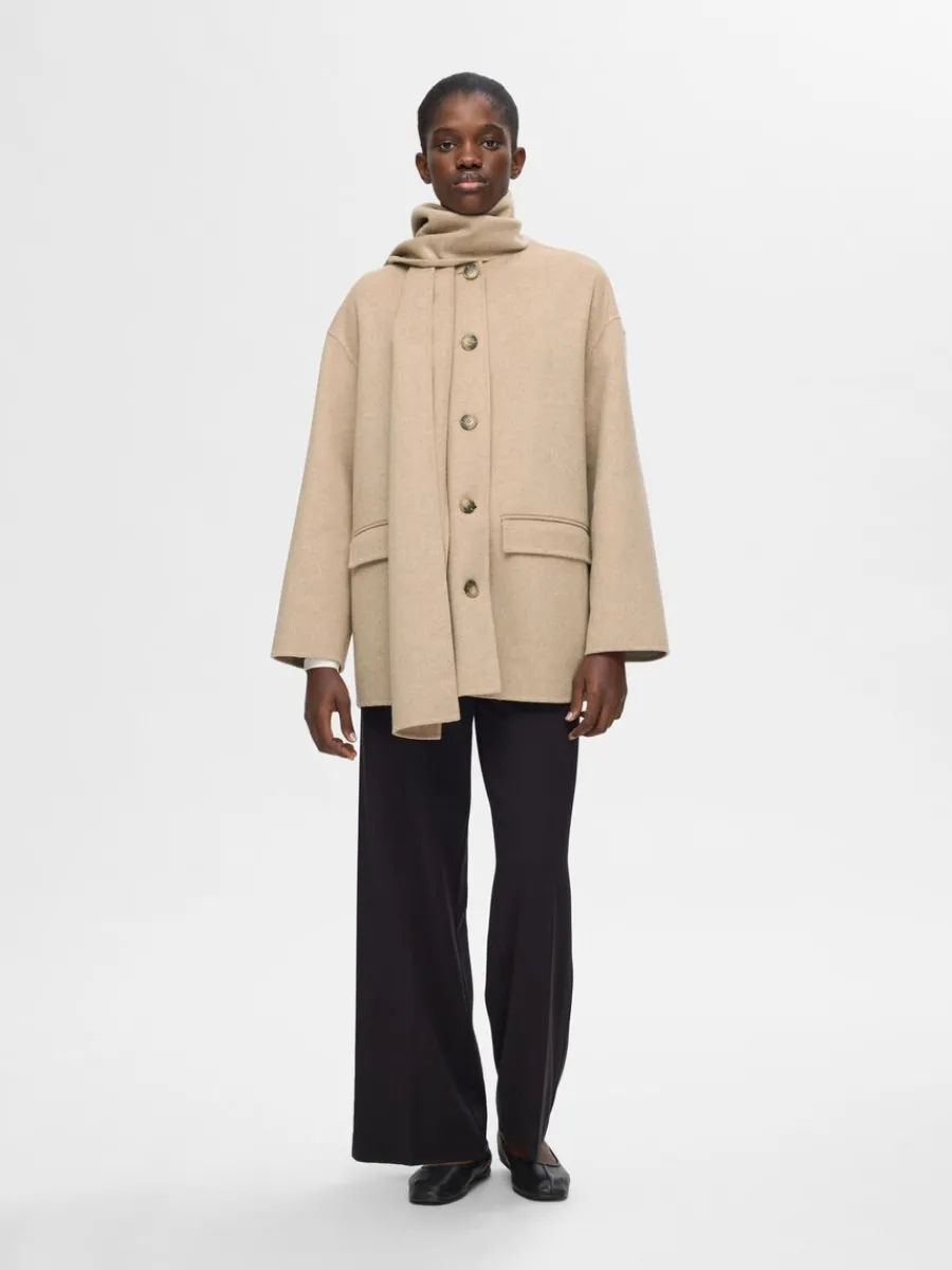 inbyggd_halsduk_jacka_1.webp SELECTED INBYGGD HALSDUK JACKA Beige Fashion