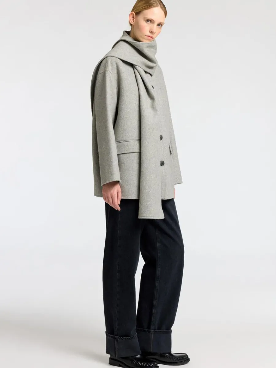 inbyggd_halsduk_jacka_2-1.webp SELECTED INBYGGD HALSDUK JACKA Grey Store