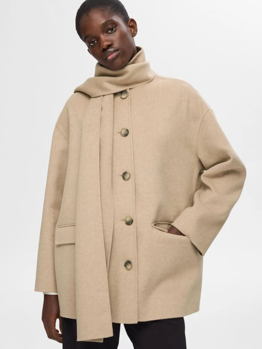 inbyggd_halsduk_jacka_2.webp SELECTED INBYGGD HALSDUK JACKA Beige Fashion