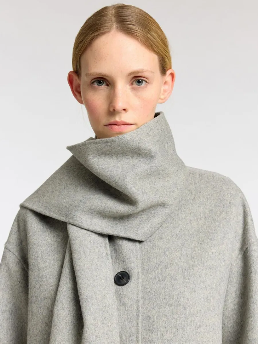 inbyggd_halsduk_jacka_3-1.webp SELECTED INBYGGD HALSDUK JACKA Grey Store