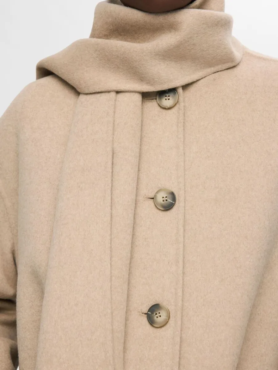 inbyggd_halsduk_jacka_3.webp SELECTED INBYGGD HALSDUK JACKA Beige Fashion