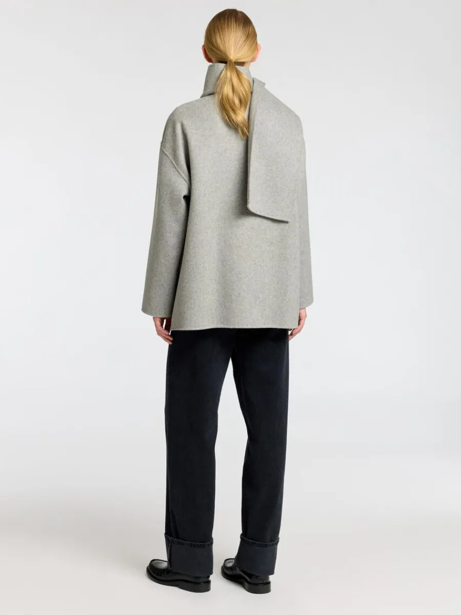 inbyggd_halsduk_jacka_4-1.webp SELECTED INBYGGD HALSDUK JACKA Grey Store