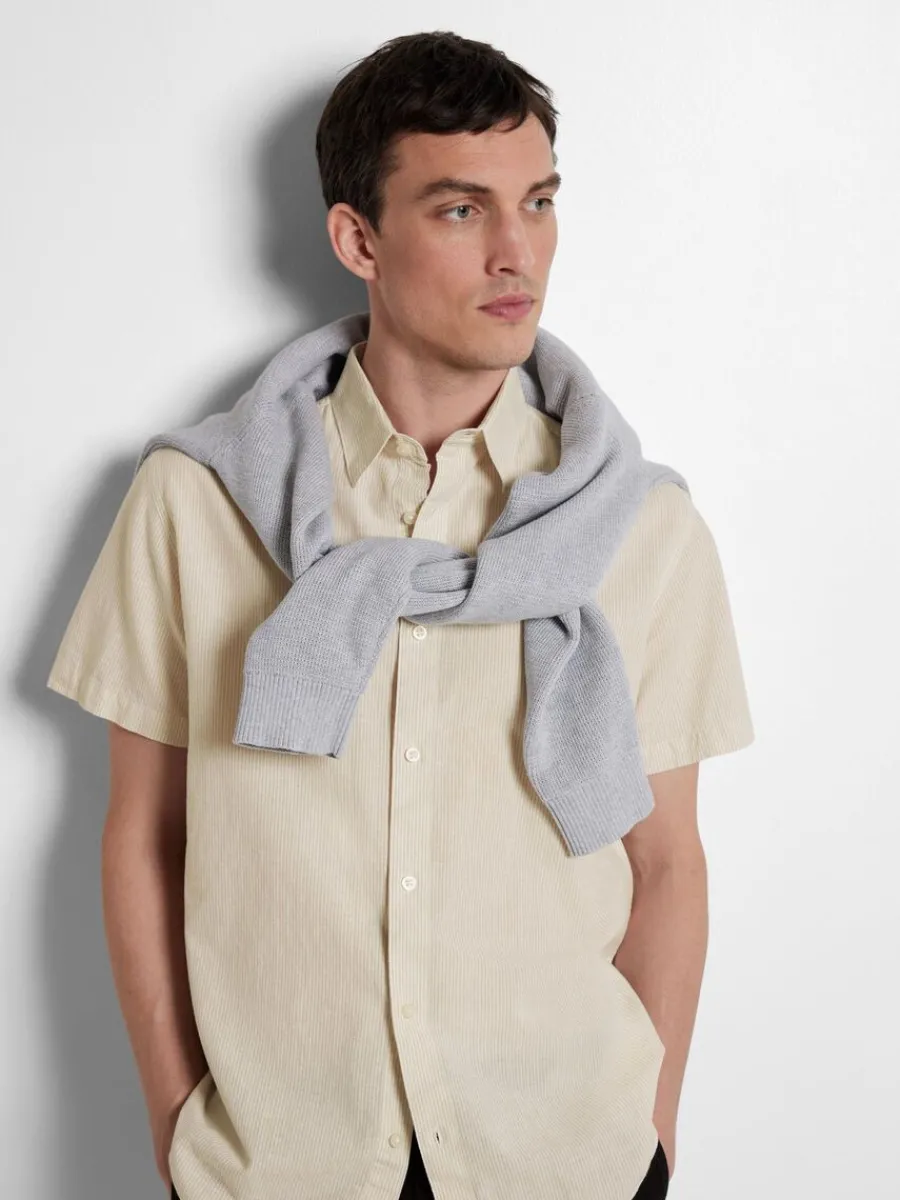 klassiska_kortrmad_skjort_3-4.webp SELECTED KLASSISKA KORTÄRMAD SKJORTA Beige New