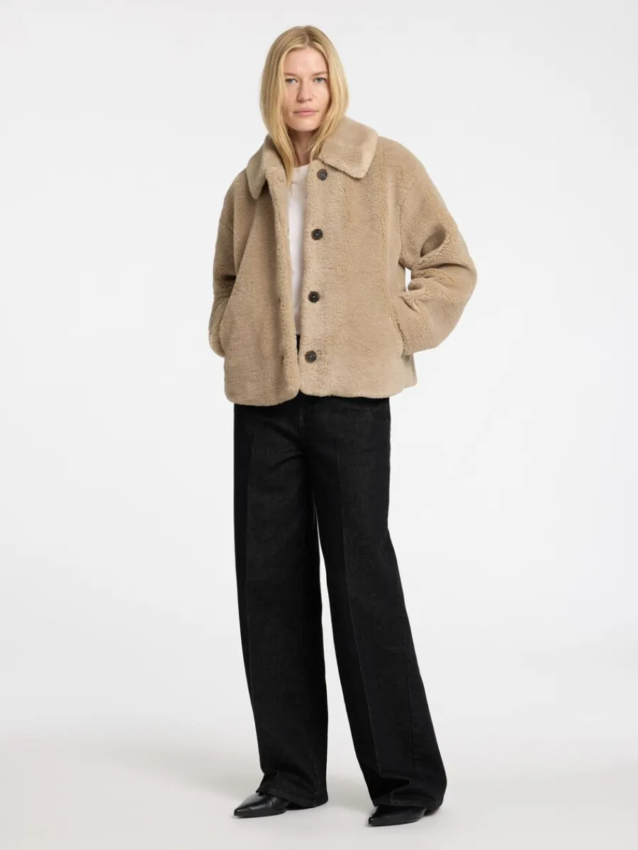 kort_teddyjacka_1.webp SELECTED KORT TEDDYJACKA Brown Clearance