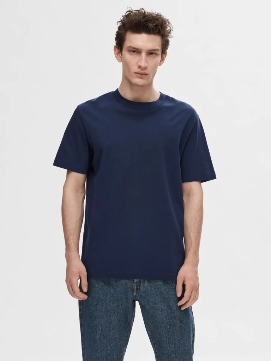 kortrmad_med_avslappnad_p_0-3.webp SELECTED KORTÄRMAD MED AVSLAPPNAD PASSFORM T-SHIRT Blue Hot