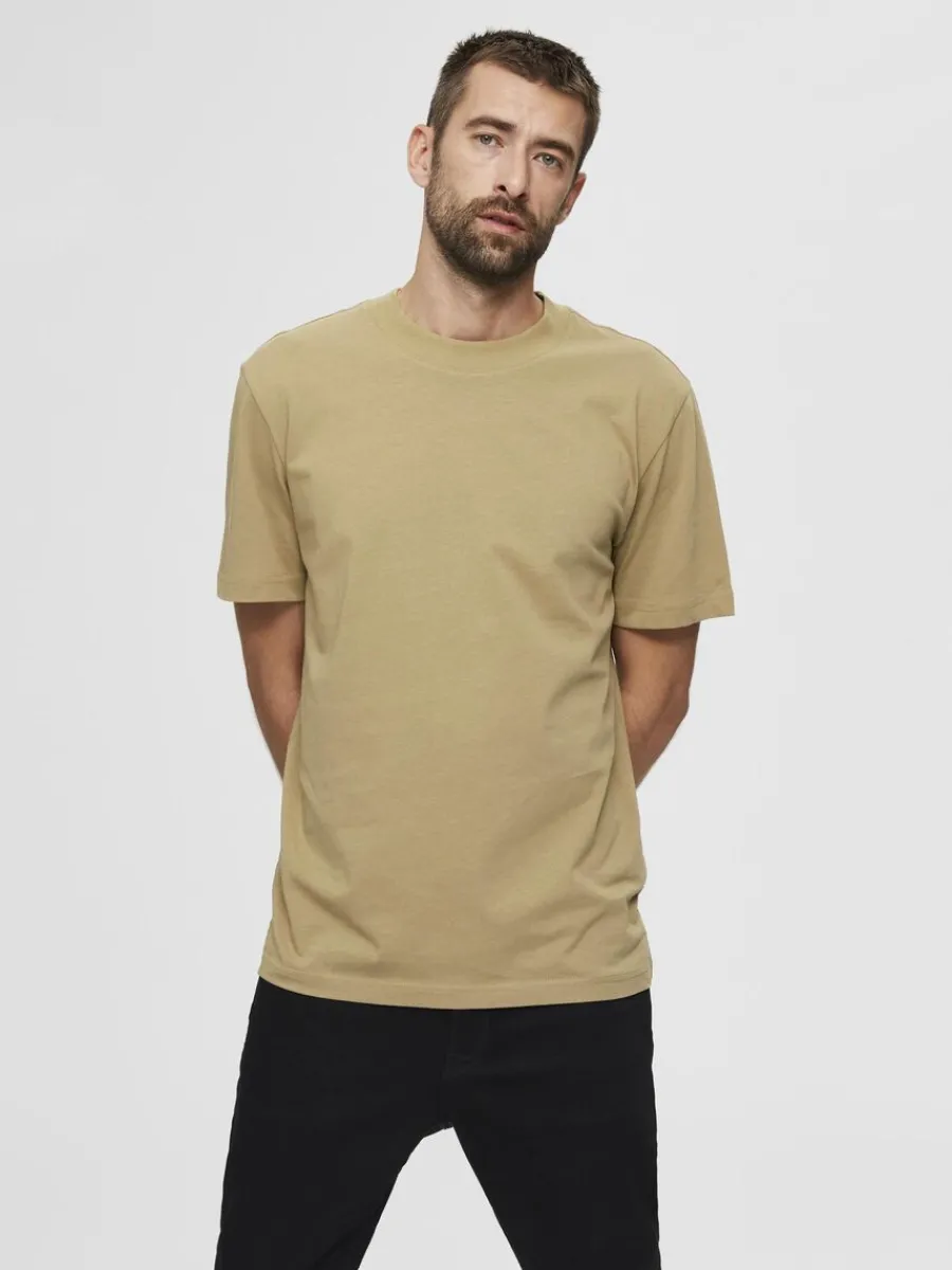kortrmad_med_avslappnad_p_0-4.webp SELECTED KORTÄRMAD MED AVSLAPPNAD PASSFORM T-SHIRT Brown Outlet