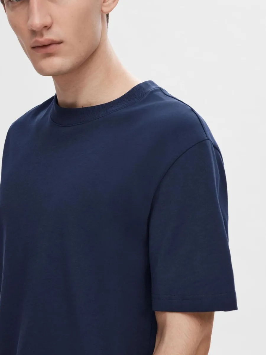 kortrmad_med_avslappnad_p_3-3.webp SELECTED KORTÄRMAD MED AVSLAPPNAD PASSFORM T-SHIRT Blue Hot