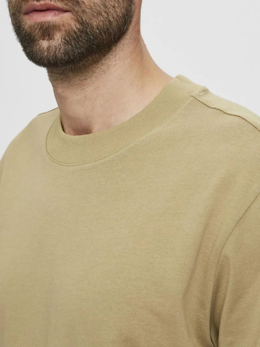 kortrmad_med_avslappnad_p_3-4.webp SELECTED KORTÄRMAD MED AVSLAPPNAD PASSFORM T-SHIRT Brown Outlet