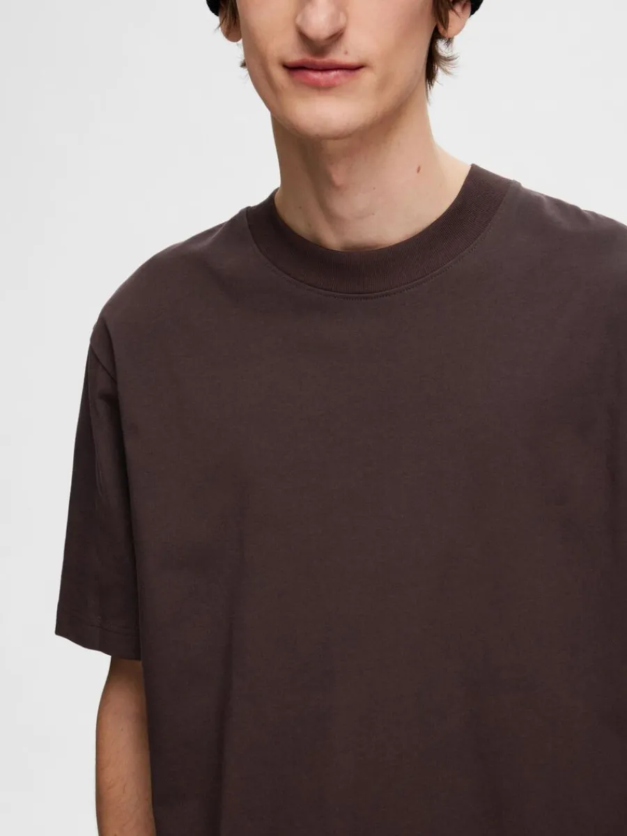 kortrmad_med_avslappnad_p_3.webp SELECTED KORTÄRMAD MED AVSLAPPNAD PASSFORM T-SHIRT Brown Store
