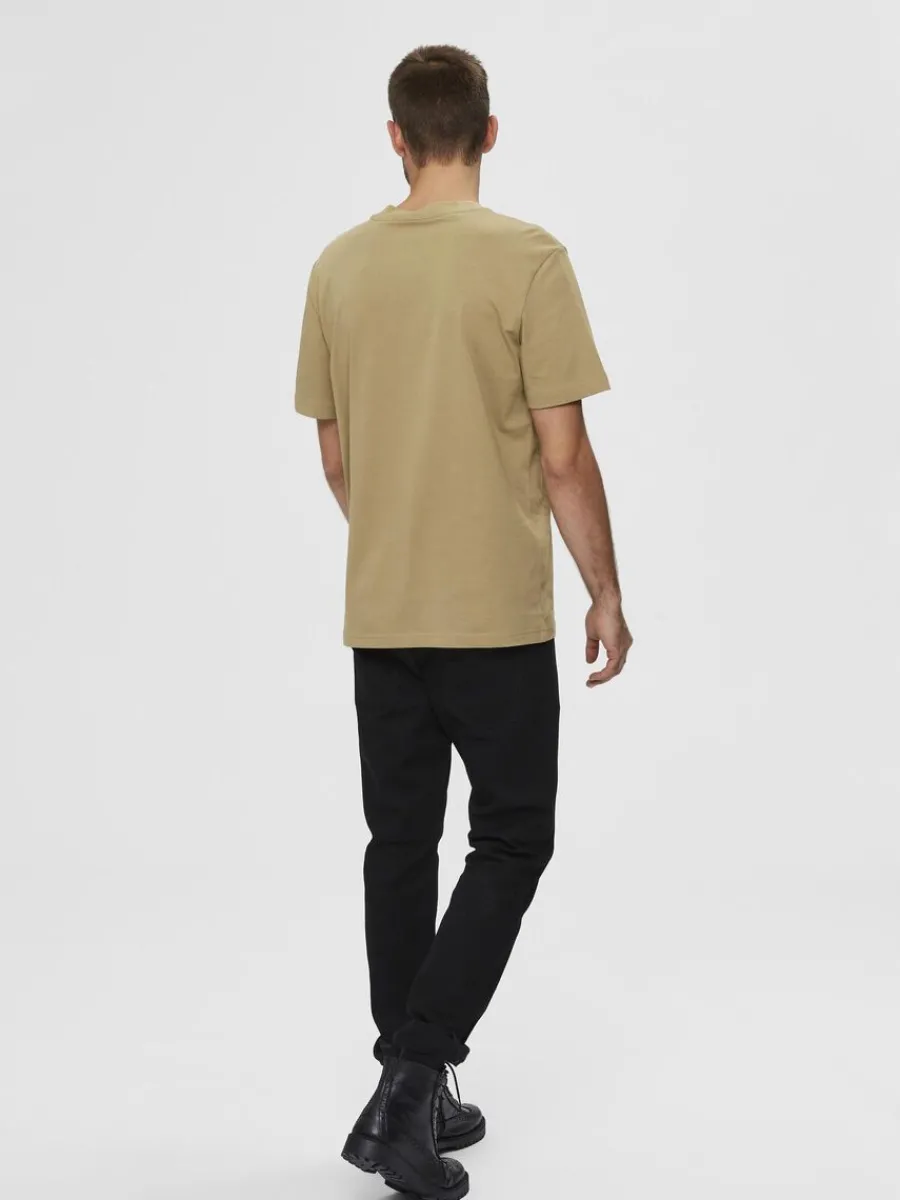kortrmad_med_avslappnad_p_4-4.webp SELECTED KORTÄRMAD MED AVSLAPPNAD PASSFORM T-SHIRT Brown Outlet