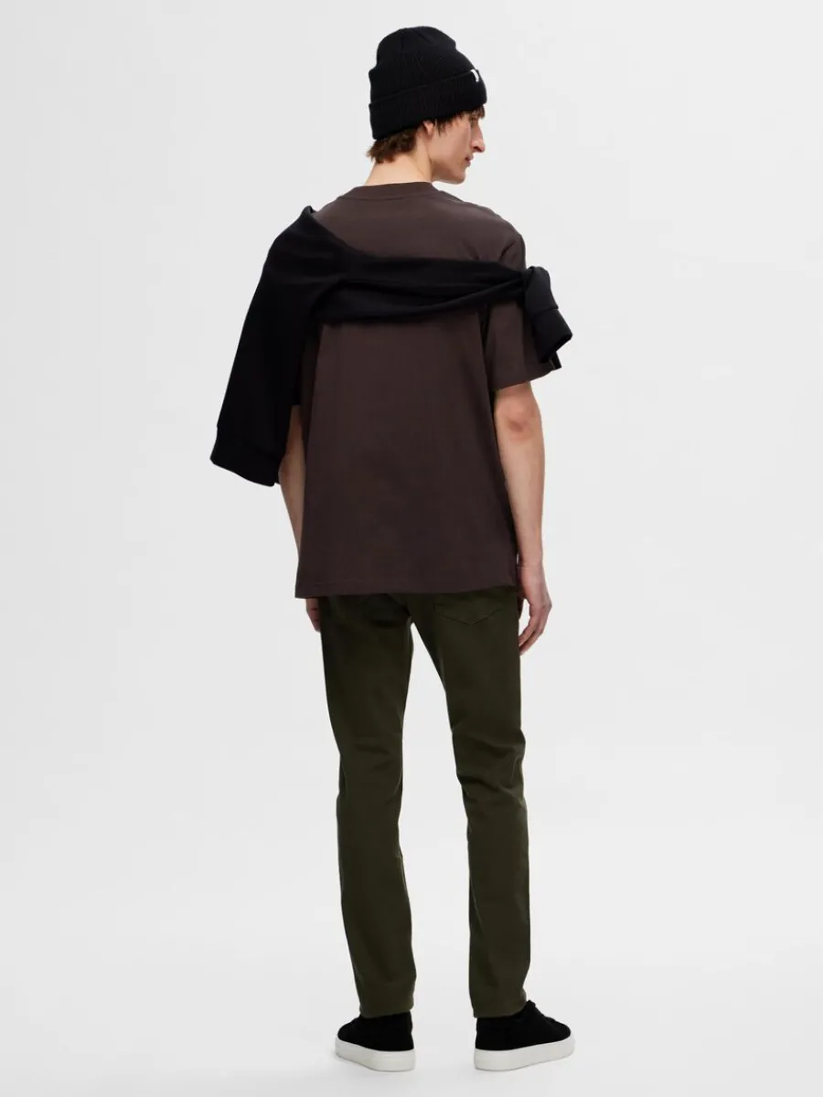 kortrmad_med_avslappnad_p_4.webp SELECTED KORTÄRMAD MED AVSLAPPNAD PASSFORM T-SHIRT Brown Store