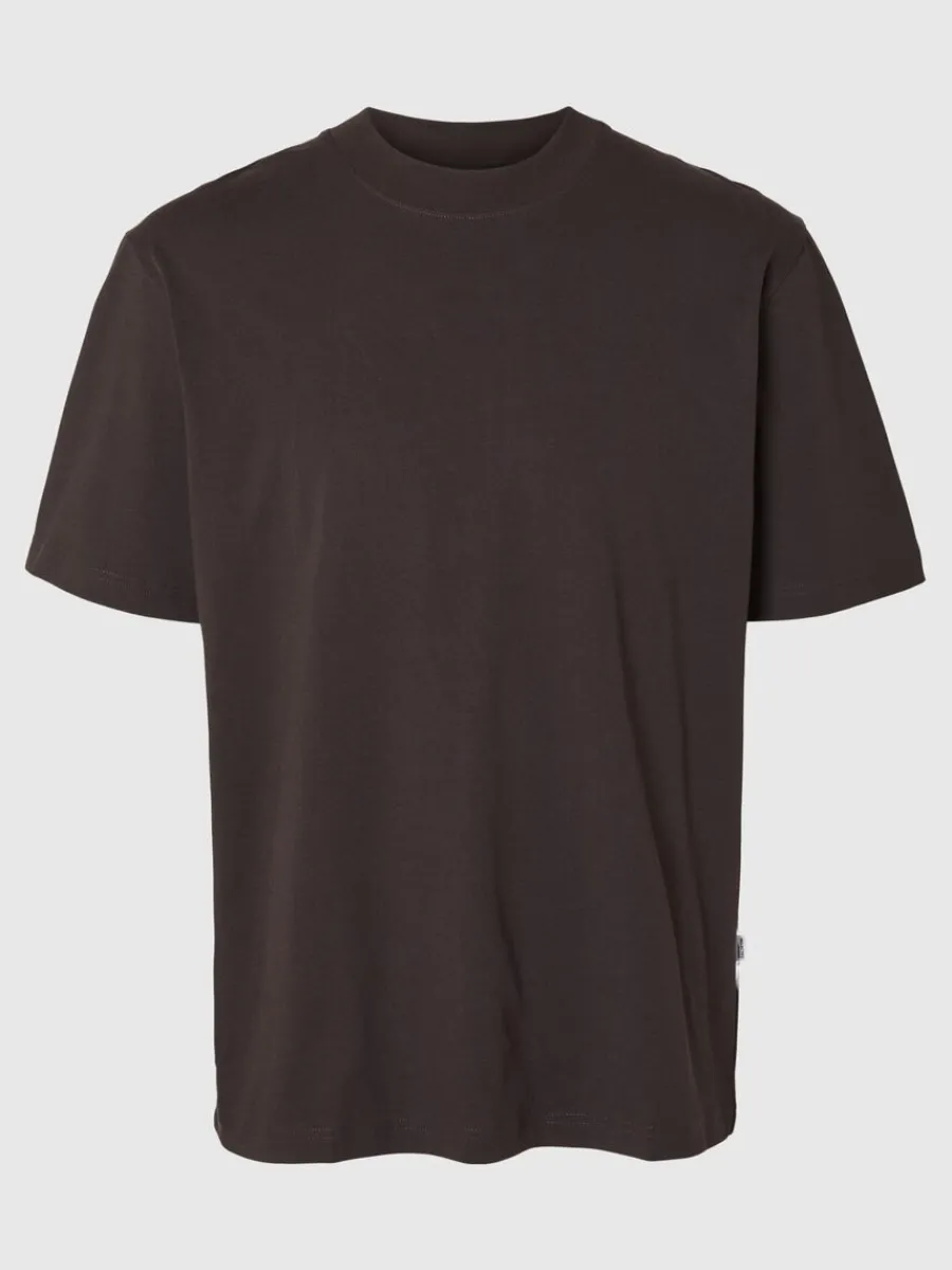 kortrmad_med_avslappnad_p_5.webp SELECTED KORTÄRMAD MED AVSLAPPNAD PASSFORM T-SHIRT Brown Store