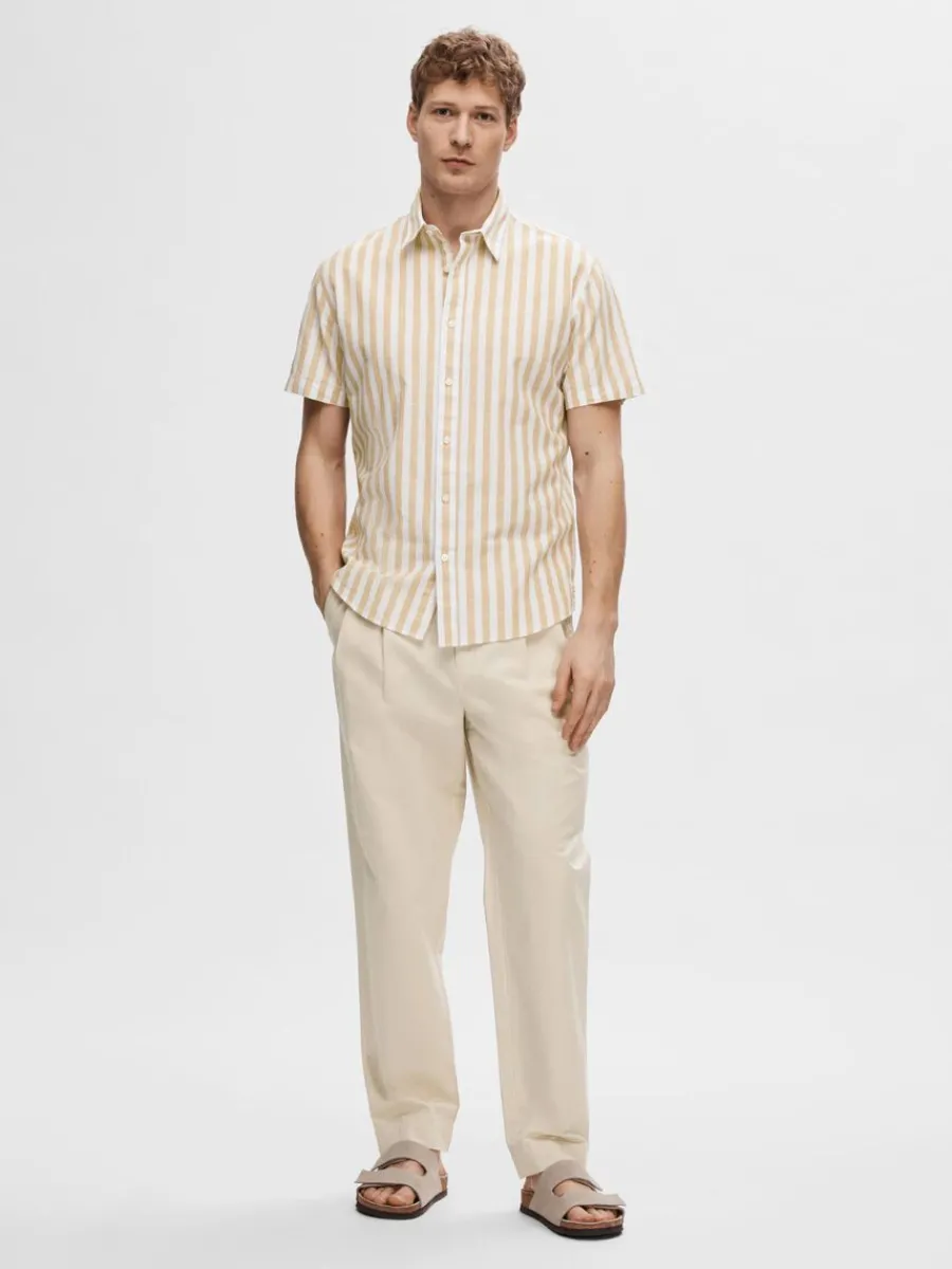 kortrmad_skjorta_2.webp SELECTED KORTÄRMAD SKJORTA Beige Fashion