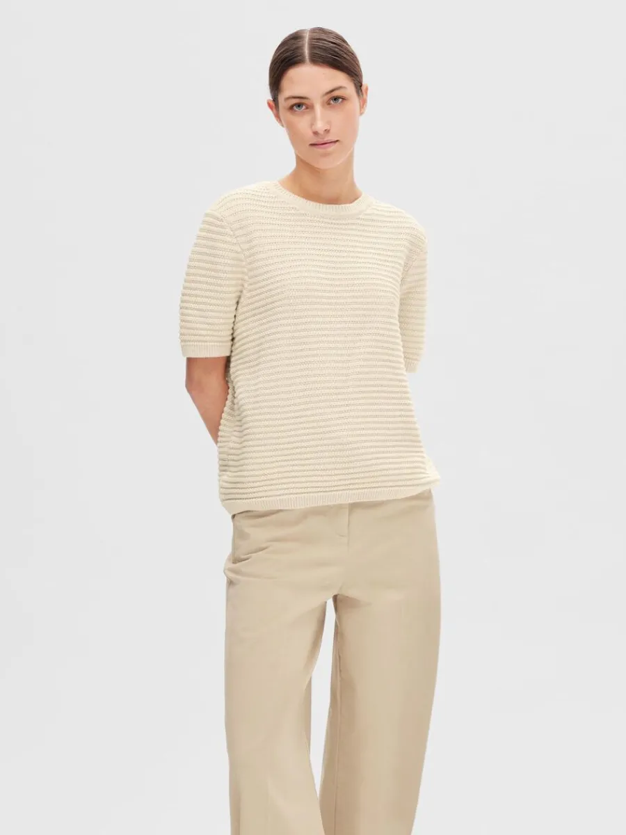 kortrmad_stickad_topp_0-11.webp SELECTED KORTÄRMAD STICKAD TOPP Beige Hot