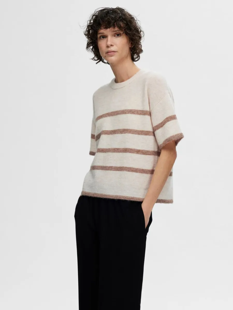 kortrmad_stickad_topp_0-6.webp SELECTED KORTÄRMAD STICKAD TOPP Beige Store