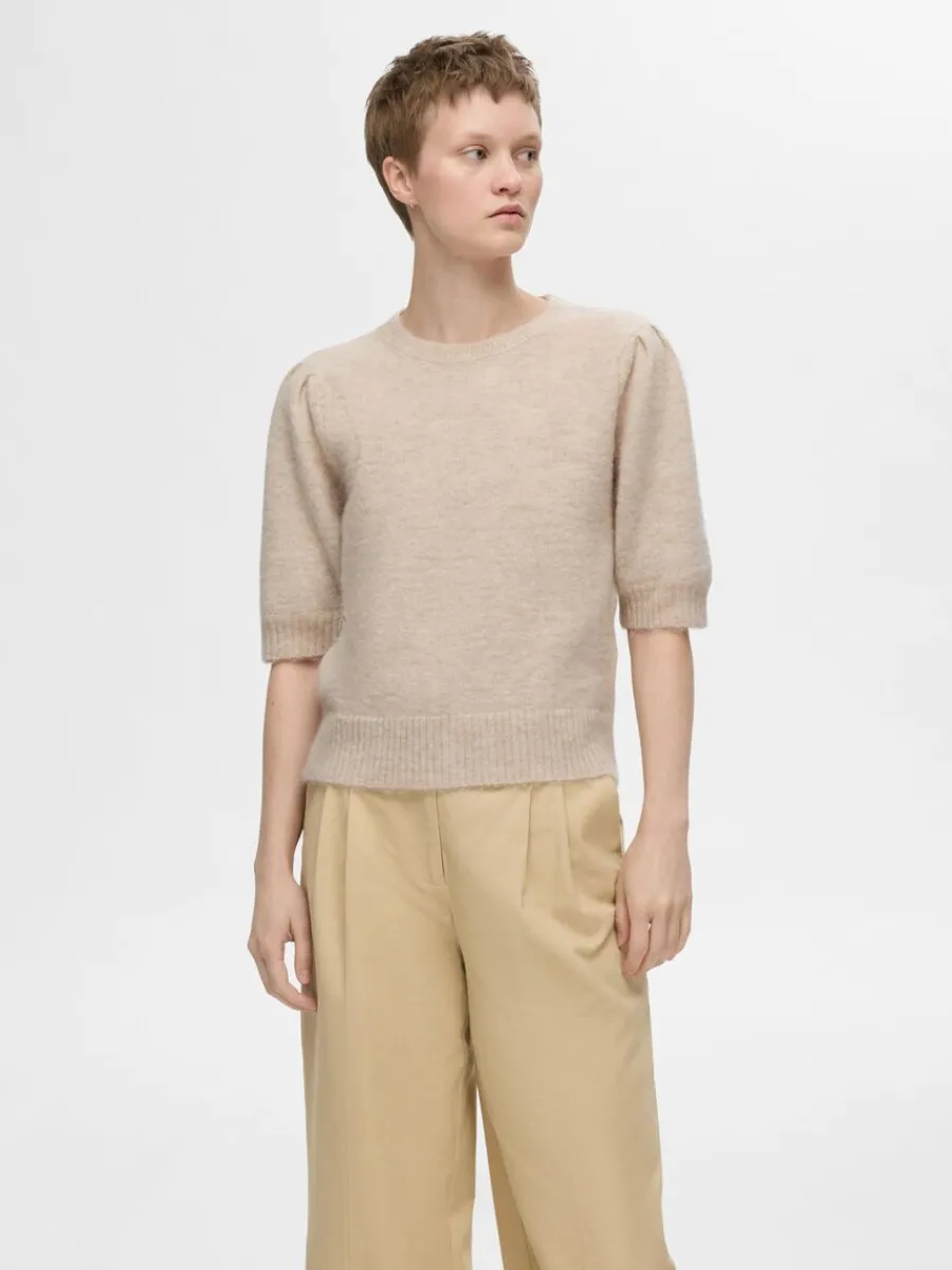 kortrmad_stickad_topp_0.webp SELECTED KORTÄRMAD STICKAD TOPP Beige Hot
