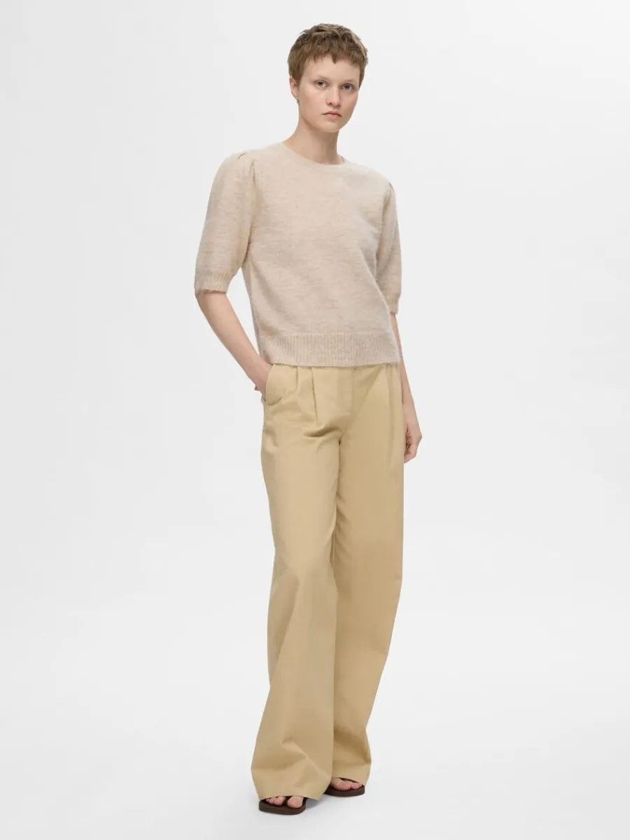 kortrmad_stickad_topp_1.webp SELECTED KORTÄRMAD STICKAD TOPP Beige Hot