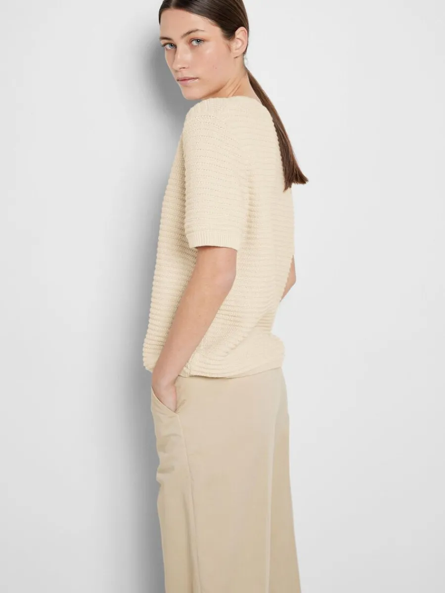 kortrmad_stickad_topp_2-11.webp SELECTED KORTÄRMAD STICKAD TOPP Beige Hot