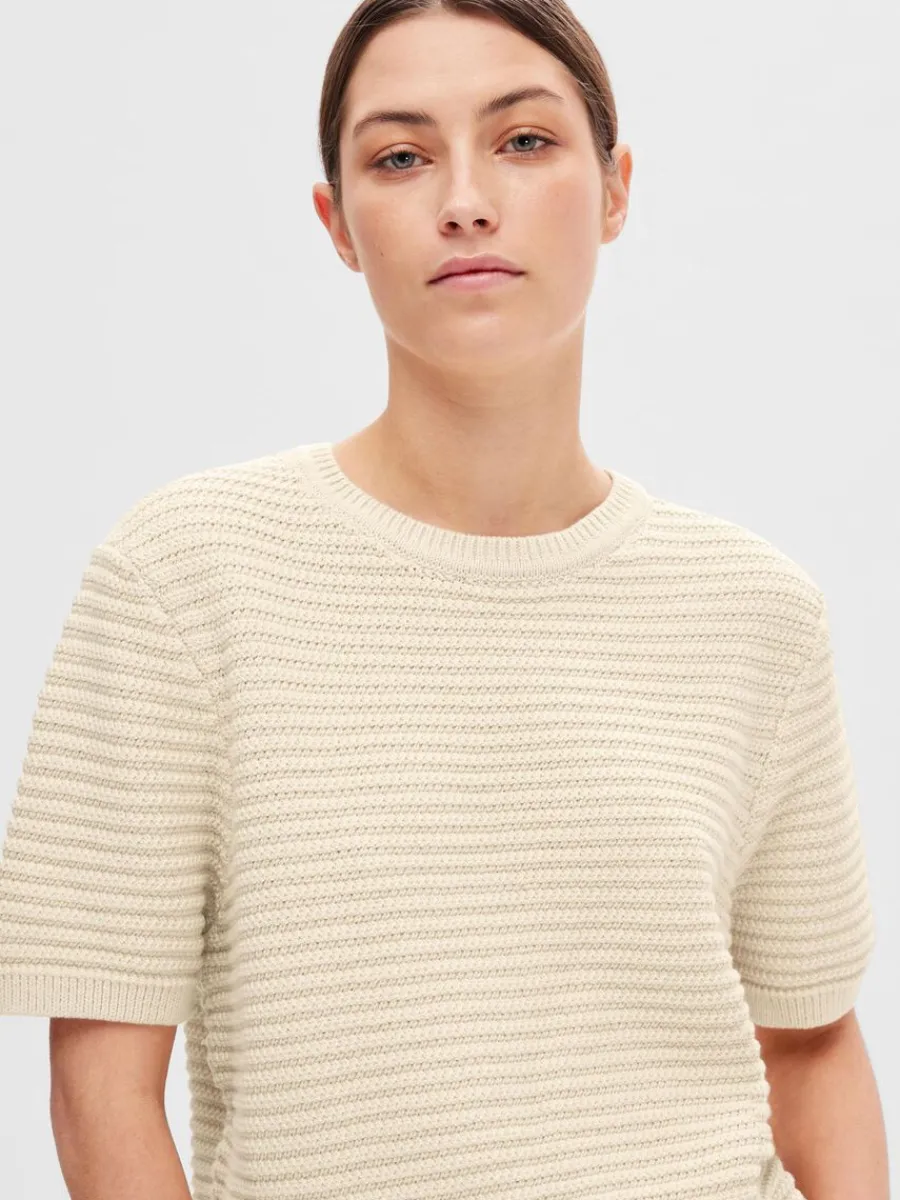 kortrmad_stickad_topp_3-11.webp SELECTED KORTÄRMAD STICKAD TOPP Beige Hot