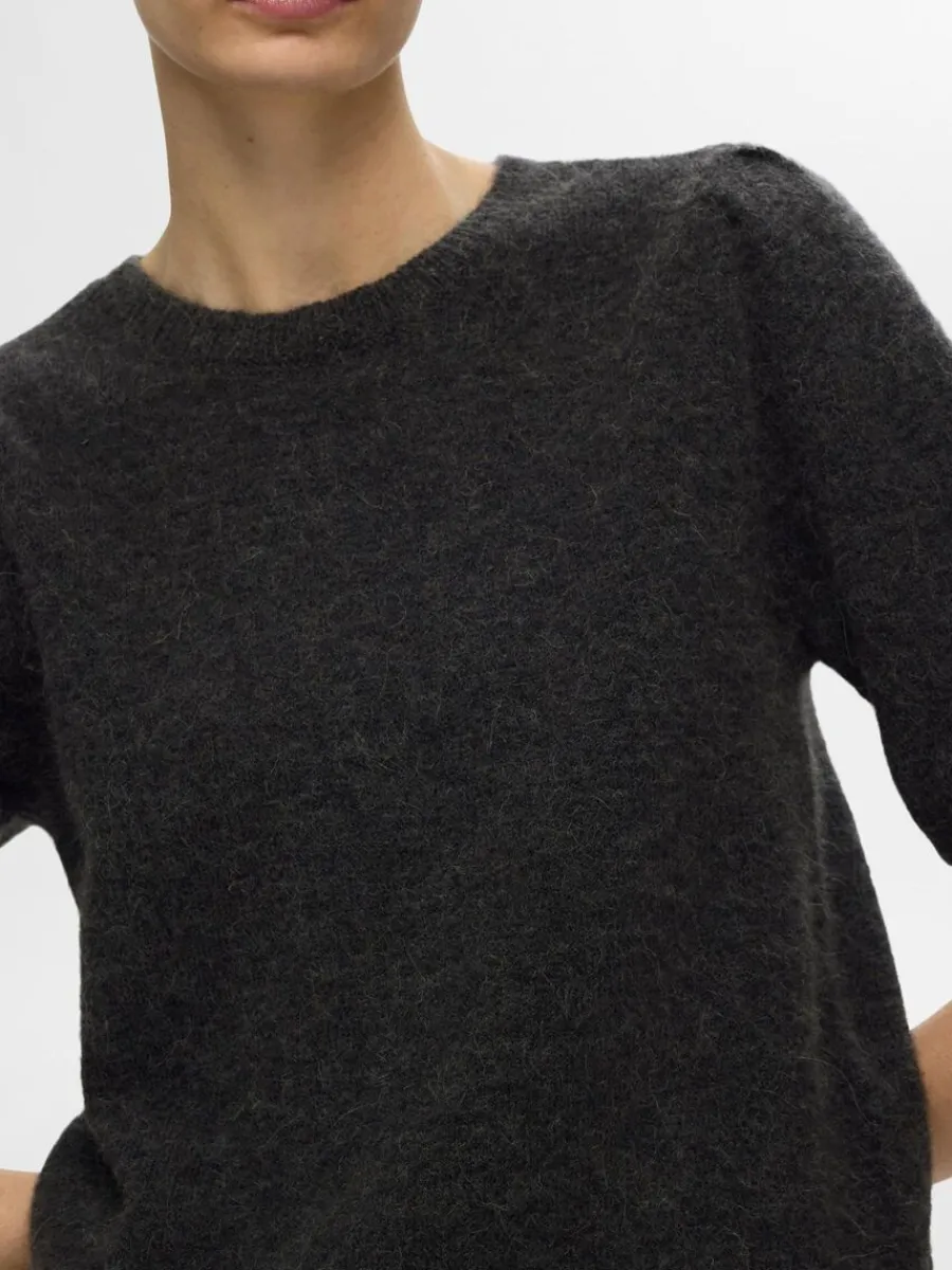 kortrmad_stickad_topp_3-4.webp SELECTED KORTÄRMAD STICKAD TOPP Grey New