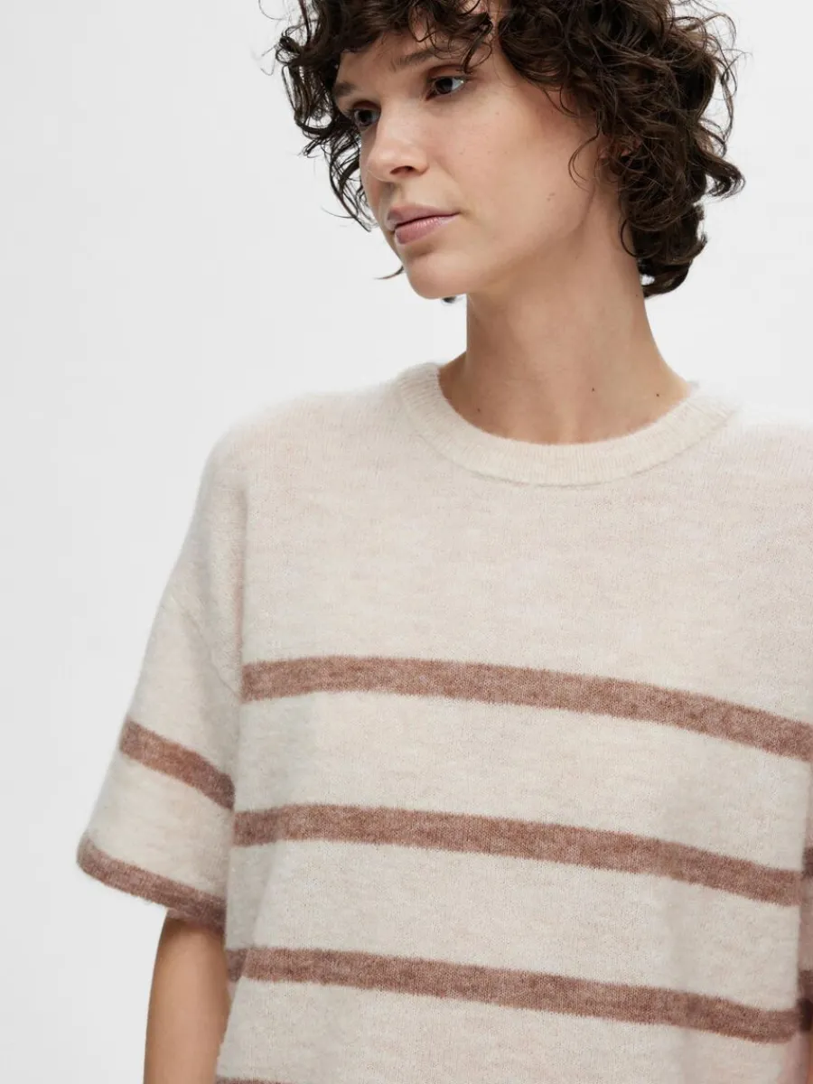 kortrmad_stickad_topp_3-6.webp SELECTED KORTÄRMAD STICKAD TOPP Beige Store