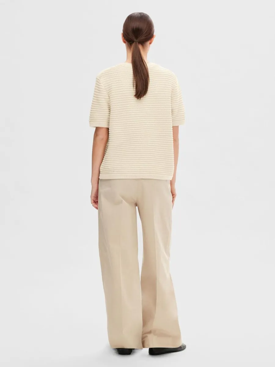 kortrmad_stickad_topp_4-11.webp SELECTED KORTÄRMAD STICKAD TOPP Beige Hot