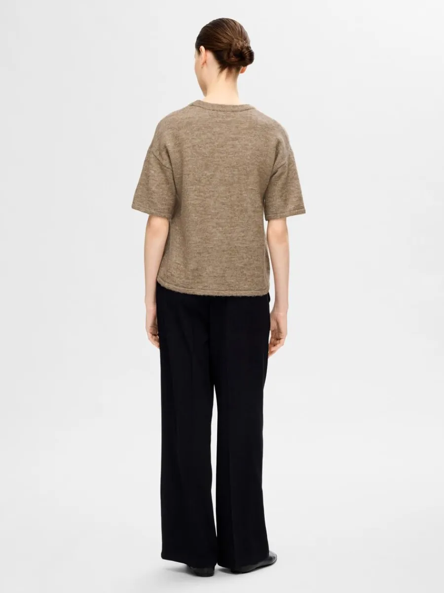 kortrmad_stickad_topp_4-13.webp SELECTED KORTÄRMAD STICKAD TOPP Brown Hot