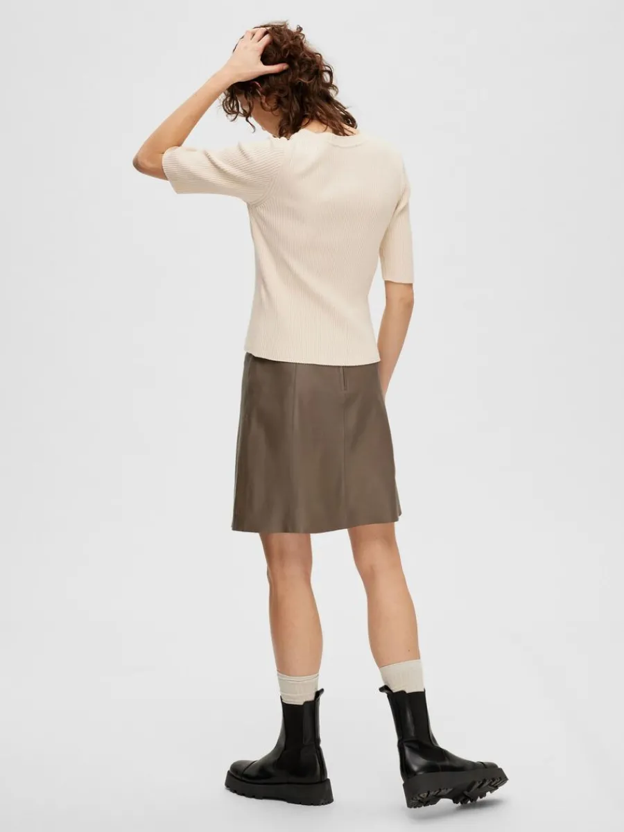 kortrmad_stickad_topp_4-15.webp SELECTED KORTÄRMAD STICKAD TOPP Beige Fashion
