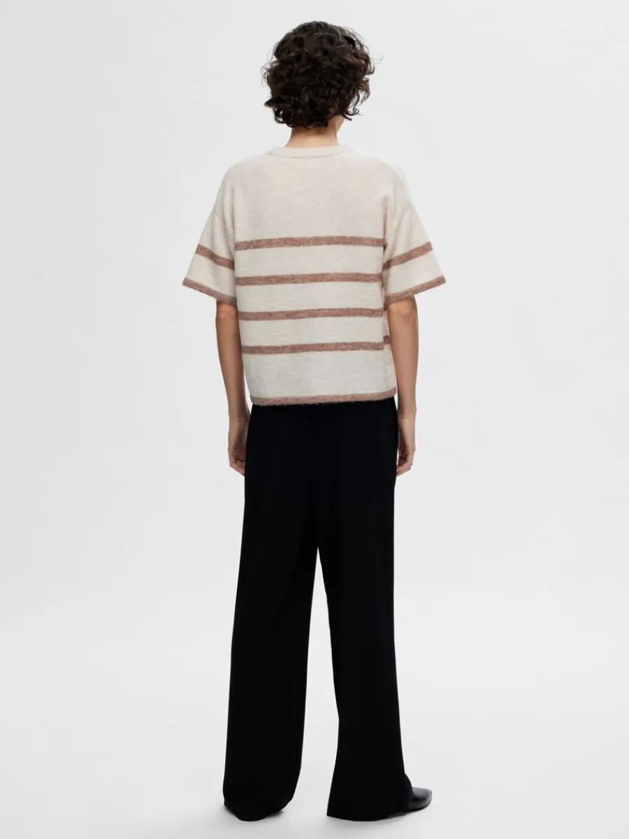 kortrmad_stickad_topp_4-6.webp SELECTED KORTÄRMAD STICKAD TOPP Beige Store