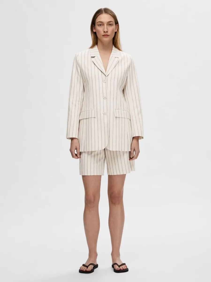 kritstrecksrandig_kavaj_1.webp SELECTED KRITSTRECKSRANDIG KAVAJ Beige Fashion