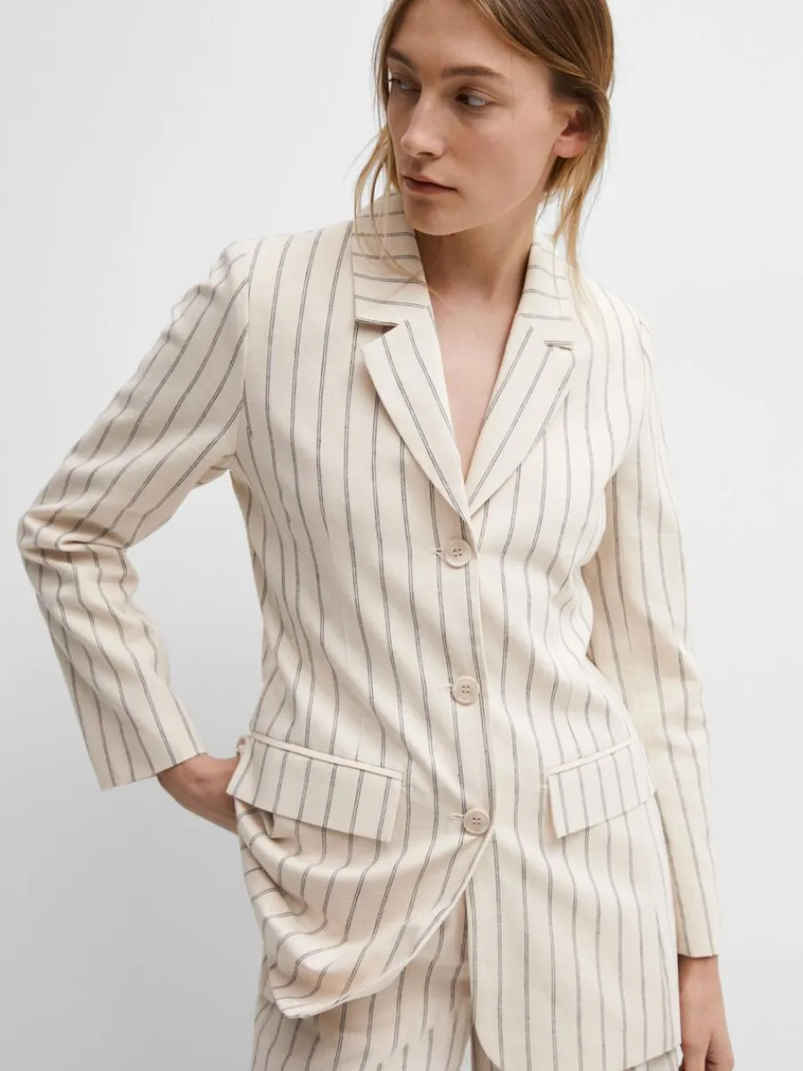 kritstrecksrandig_kavaj_2.webp SELECTED KRITSTRECKSRANDIG KAVAJ Beige Fashion