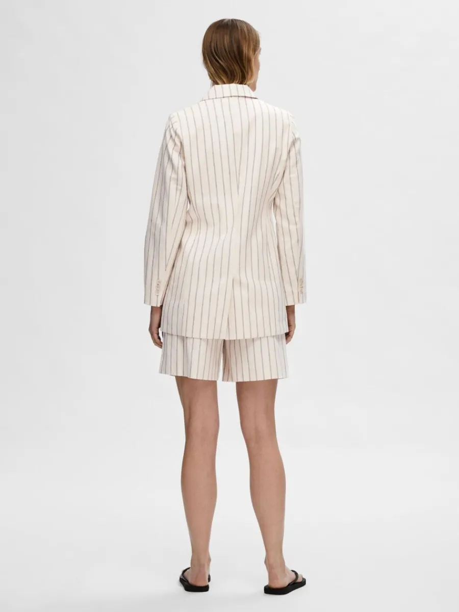 kritstrecksrandig_kavaj_4.webp SELECTED KRITSTRECKSRANDIG KAVAJ Beige Fashion