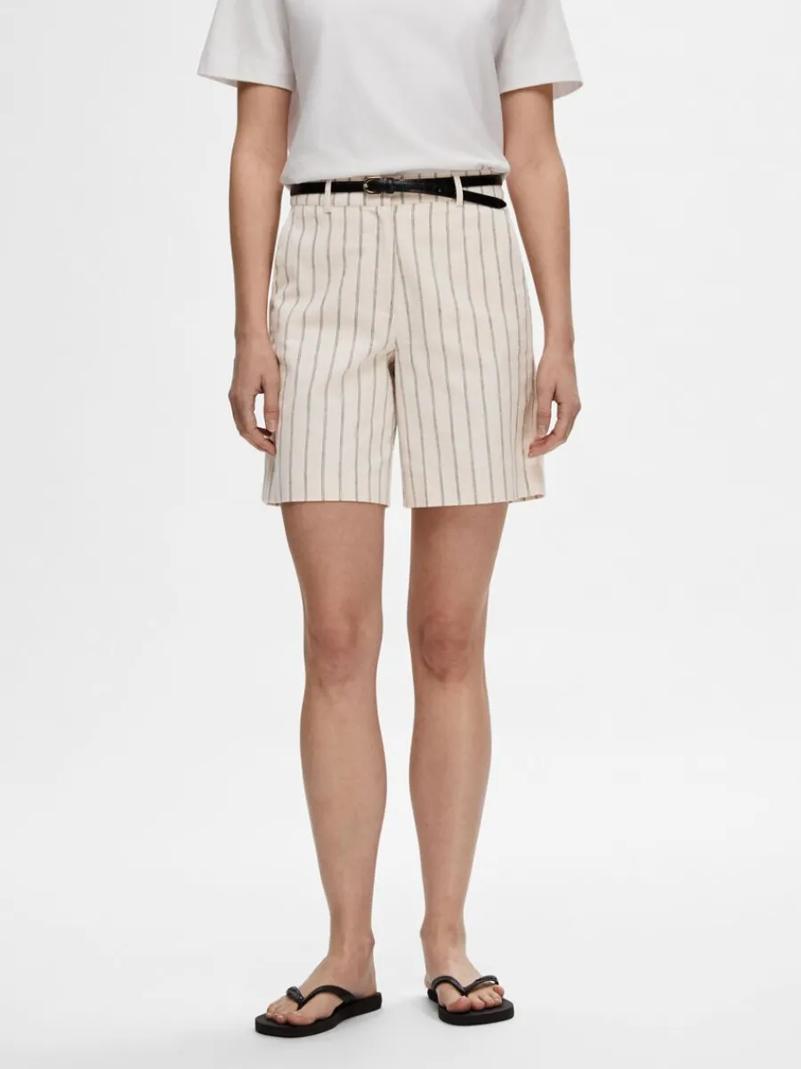 kritstrecksrandig_shorts_1.webp SELECTED KRITSTRECKSRANDIG SHORTS Beige New