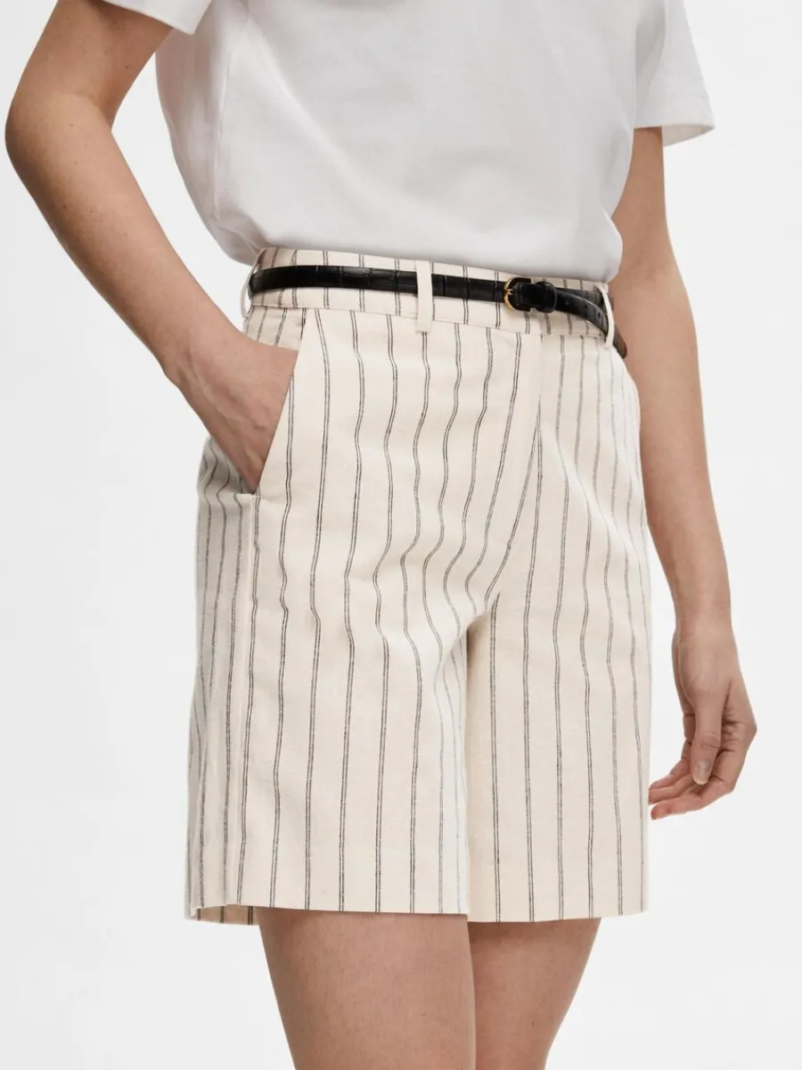 kritstrecksrandig_shorts_4.webp SELECTED KRITSTRECKSRANDIG SHORTS Beige New