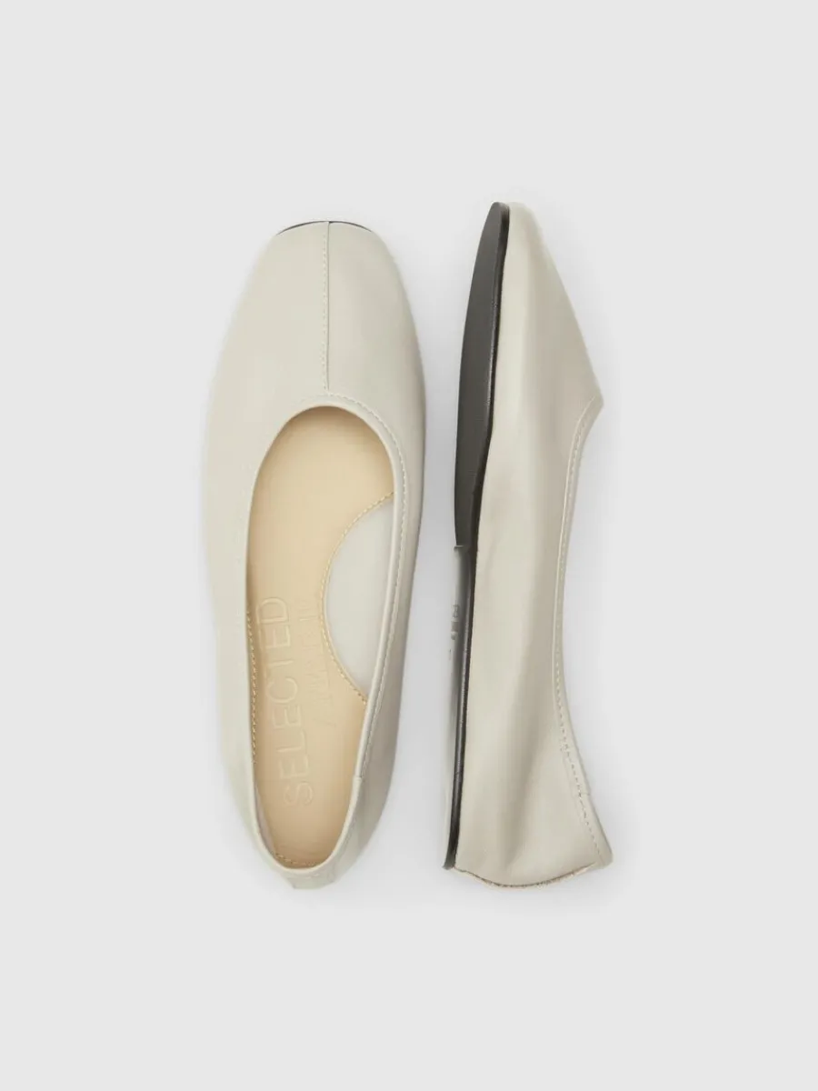 ldersydd_ballerinaskor_3.webp SELECTED LÄDERSYDD BALLERINASKOR Beige Fashion