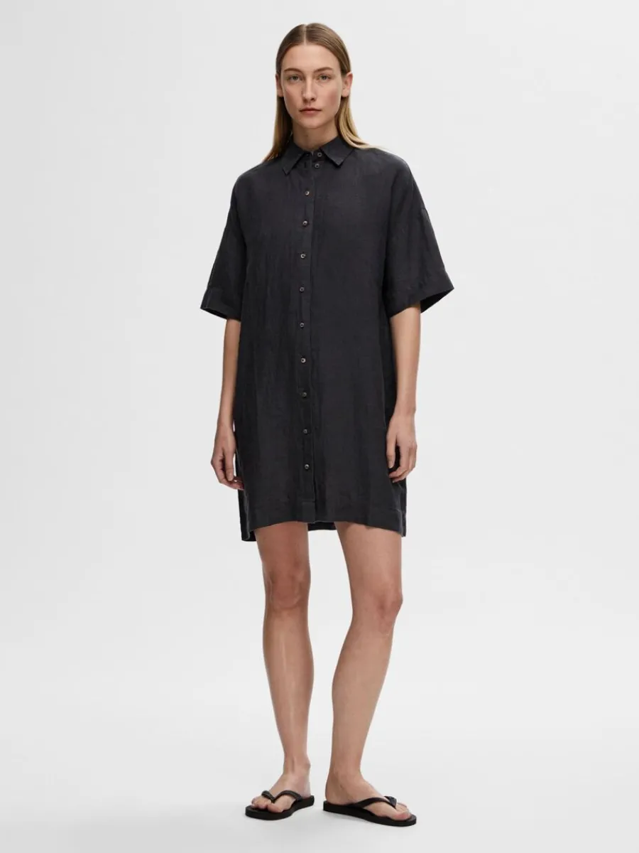 linnesydda_skjortklnning_1.webp SELECTED LINNESYDDA SKJORTKLÄNNING Black New