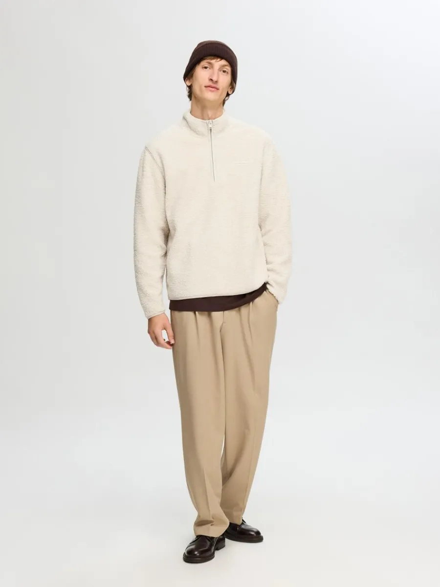 lnga_rmar_fleece_med_halv_2-1.webp SELECTED LÅNGA ÄRMAR FLEECE MED HALVLÅNGT BLIXTLÅS Beige New